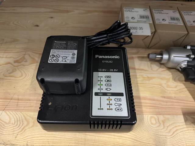 Panasonic accuboor met 4x accu en 1x lader - afbeelding 4 van  4