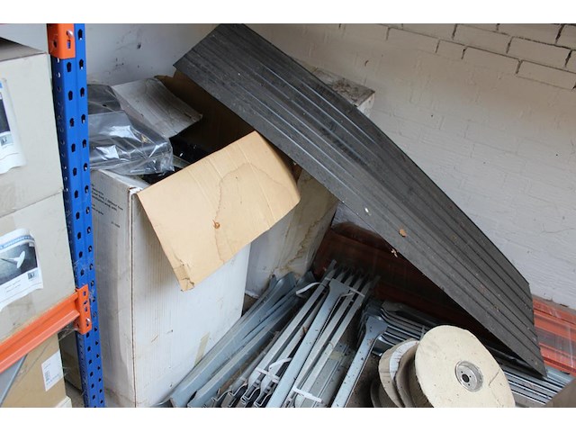 Panhaken, hoekkeperhaken, vorstbeugels, ruitkopnagels, schroefspijkers, houtdraadbouten en balkdragers en g... - afbeelding 12 van  27