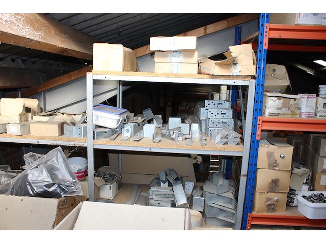 Panhaken, hoekkeperhaken, vorstbeugels, ruitkopnagels, schroefspijkers, houtdraadbouten en balkdragers en g... - afbeelding 15 van  27