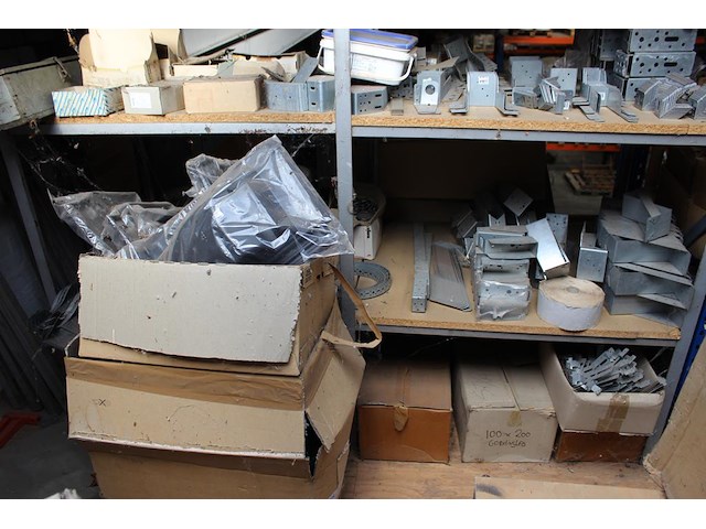 Panhaken, hoekkeperhaken, vorstbeugels, ruitkopnagels, schroefspijkers, houtdraadbouten en balkdragers en g... - afbeelding 16 van  27