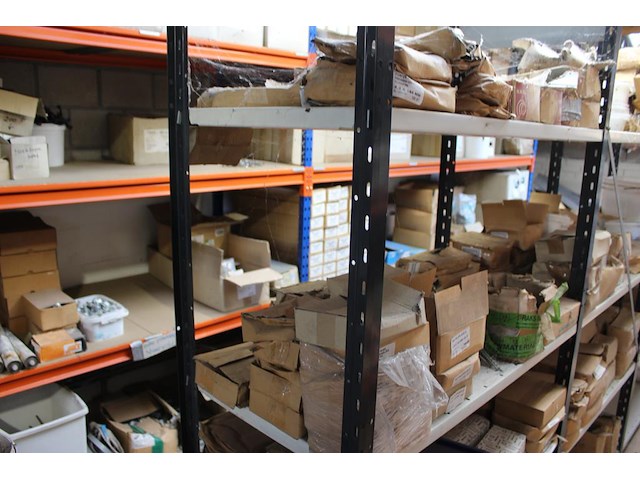 Panhaken, hoekkeperhaken, vorstbeugels, ruitkopnagels, schroefspijkers, houtdraadbouten en balkdragers en g... - afbeelding 18 van  27