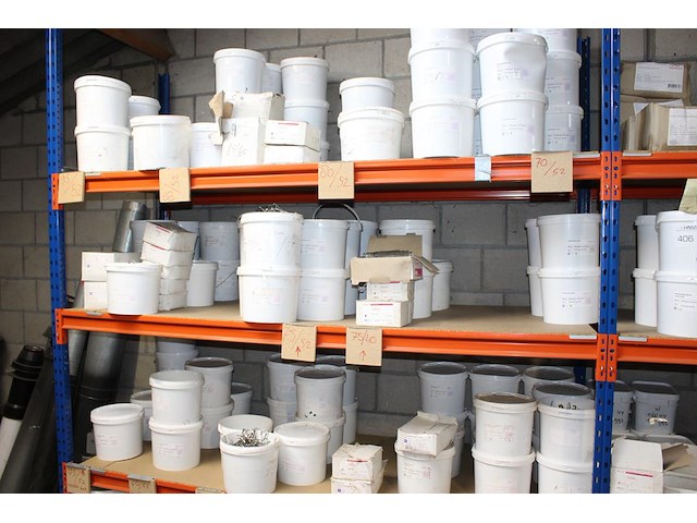 Panhaken, hoekkeperhaken, vorstbeugels, ruitkopnagels, schroefspijkers, houtdraadbouten en balkdragers en g... - afbeelding 1 van  27