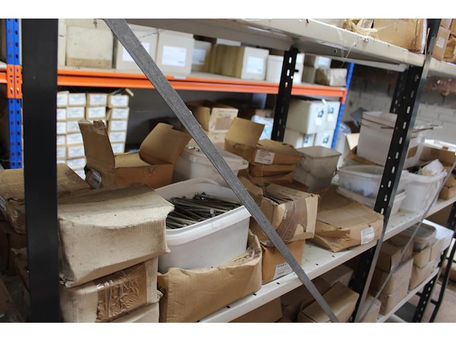 Panhaken, hoekkeperhaken, vorstbeugels, ruitkopnagels, schroefspijkers, houtdraadbouten en balkdragers en g... - afbeelding 20 van  27