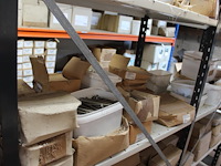 Panhaken, hoekkeperhaken, vorstbeugels, ruitkopnagels, schroefspijkers, houtdraadbouten en balkdragers en g... - afbeelding 20 van  27