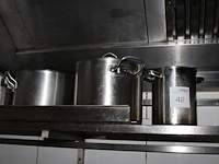 Pannen in diverse maten en uitvoeringen op schap. 19 stuks. let op: exclusief schap. - afbeelding 2 van  4