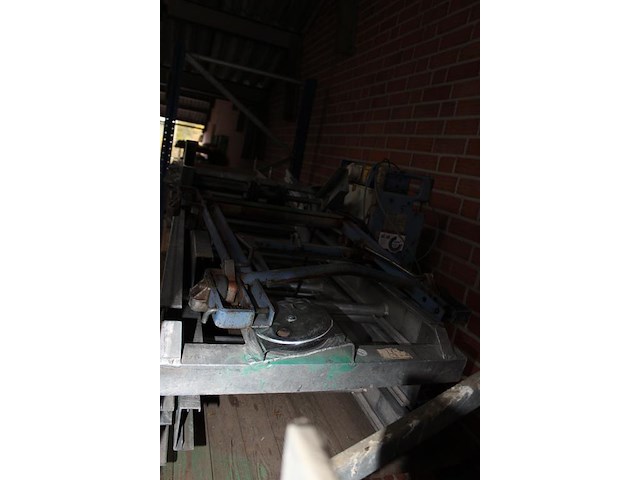 Pannenlift geda fixlift 150 met 6 delen van 2 meter, besturingskast en pannenwagen. - afbeelding 5 van  6