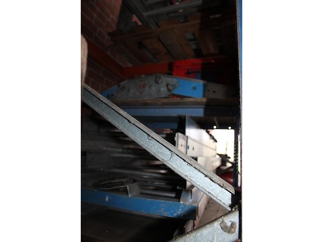 Pannenlift geda fixlift 250 met 7 delen van 2 meter, besturingskast en pannenwagen. - afbeelding 2 van  4