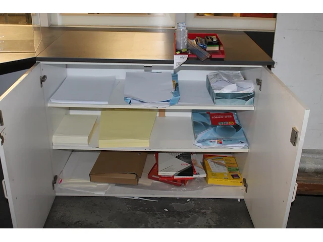 Papier in diverse maten en uitvoeringen (vooral a3-formaat) in kast en enkele kantoormaterialen. - afbeelding 1 van  1