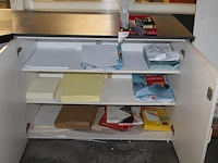 Papier in diverse maten en uitvoeringen (vooral a3-formaat) in kast en enkele kantoormaterialen. - afbeelding 1 van  1