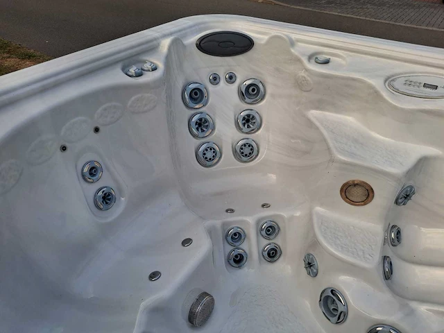 Paragon spa 8 persoons amerikaans jacuzzi en buitenspa - afbeelding 7 van  28