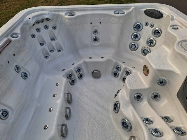 Paragon spa 8 persoons amerikaans jacuzzi en buitenspa - afbeelding 8 van  28