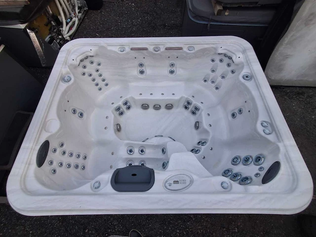 Paragon spa 8 persoons amerikaans jacuzzi en buitenspa - afbeelding 1 van  28
