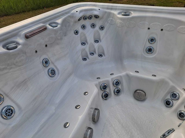 Paragon spa 8 persoons amerikaans jacuzzi en buitenspa - afbeelding 13 van  28