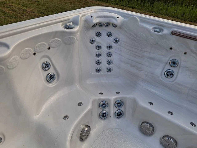 Paragon spa 8 persoons amerikaans jacuzzi en buitenspa - afbeelding 15 van  28