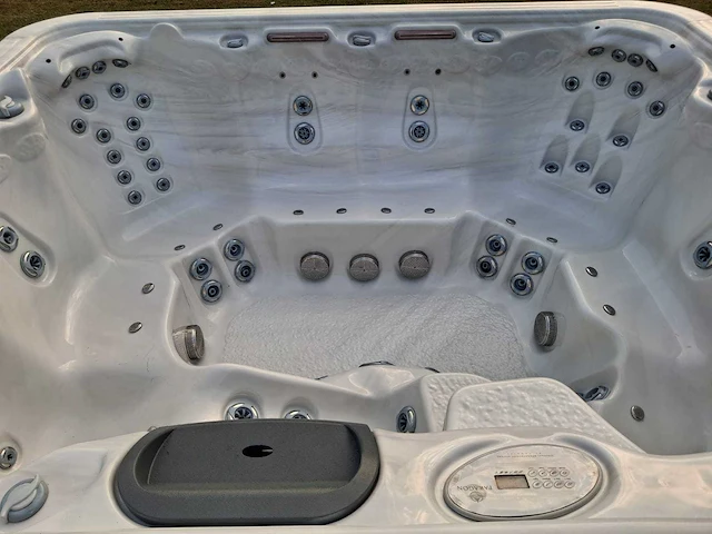 Paragon spa 8 persoons amerikaans jacuzzi en buitenspa - afbeelding 12 van  28