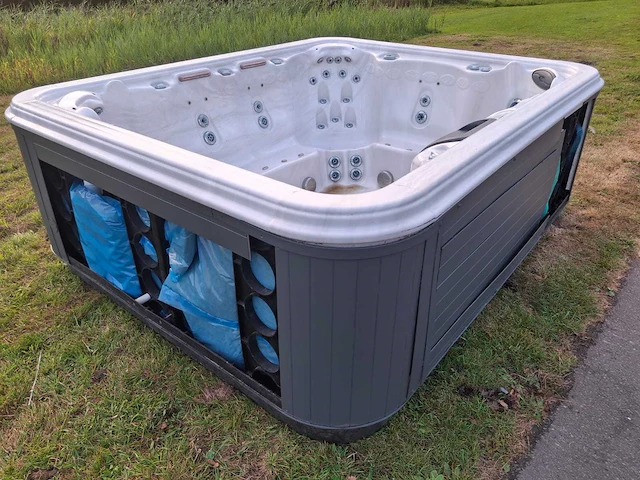 Paragon spa 8 persoons amerikaans jacuzzi en buitenspa - afbeelding 22 van  28
