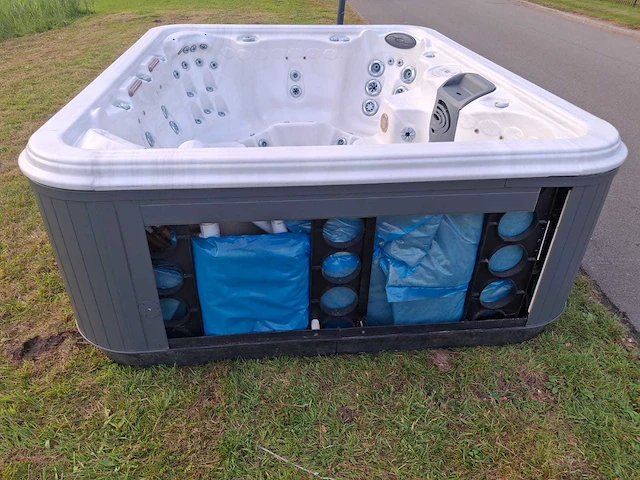 Paragon spa 8 persoons amerikaans jacuzzi en buitenspa - afbeelding 24 van  28