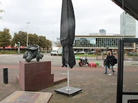 Parasol met parasolvoet. afmeting 4 x 4 meter. let op: enkele beschadigingen in doek. - afbeelding 1 van  2