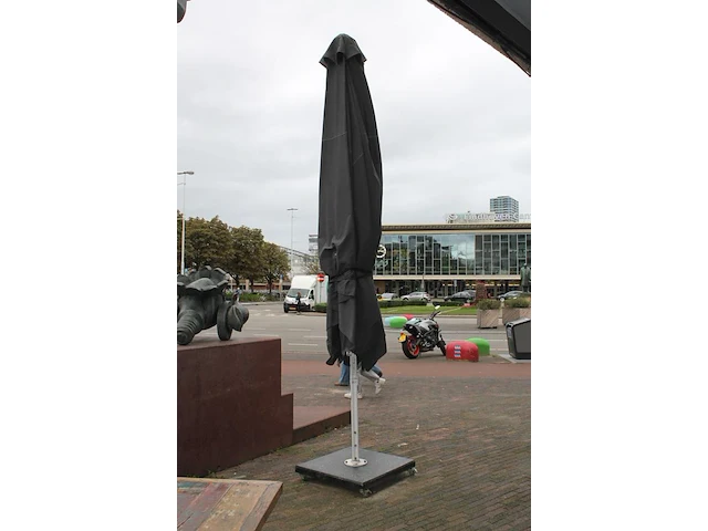 Parasol met parasolvoet. afmeting 4 x 4 meter. let op: enkele beschadigingen in doek. - afbeelding 2 van  2