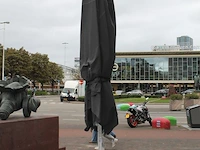 Parasol met parasolvoet. afmeting 4 x 4 meter. let op: enkele beschadigingen in doek. - afbeelding 2 van  2