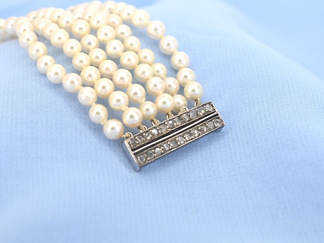 Parelarmband met platina slot vol met diamanten - afbeelding 5 van  8