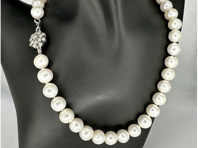 Parelketting met diamanten sluiting - afbeelding 5 van  8