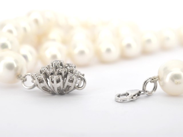 Parelketting met diamanten sluiting - afbeelding 7 van  8