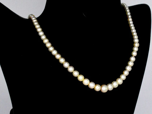 Parelketting met echte natuurlijke orient en cultive parels en een gouden sluiting van diamanten en robijnen - afbeelding 4 van  9