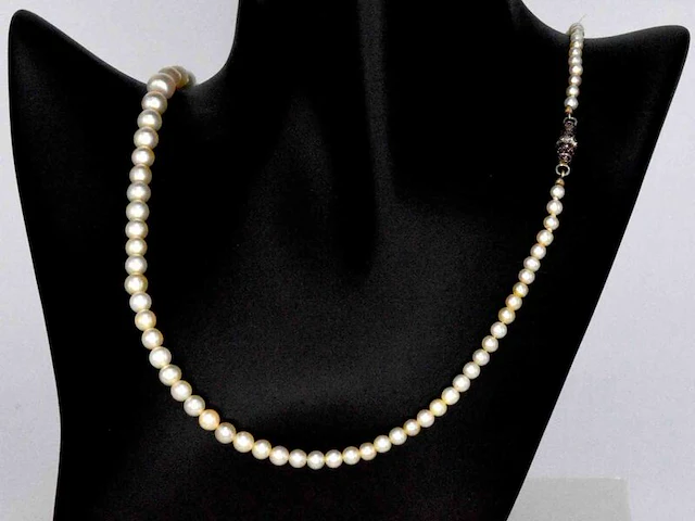 Parelketting met natuurlijke orient en cultive parels en een gouden sluiting van diamanten en robijnen - afbeelding 1 van  9