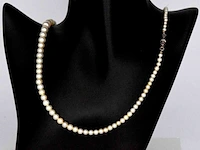 Parelketting met natuurlijke orient en cultive parels en een gouden sluiting van diamanten en robijnen - afbeelding 1 van  9