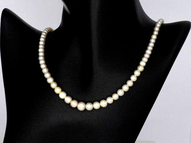 Parelketting met natuurlijke orient en cultive parels en een gouden sluiting van diamanten en robijnen - afbeelding 2 van  9