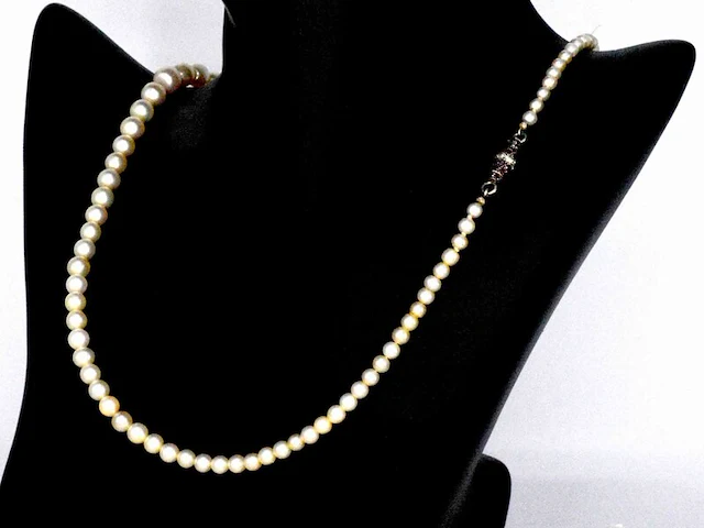 Parelketting met natuurlijke orient en cultive parels en een gouden sluiting van diamanten en robijnen - afbeelding 3 van  9