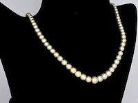 Parelketting met natuurlijke orient en cultive parels en een gouden sluiting van diamanten en robijnen - afbeelding 4 van  9