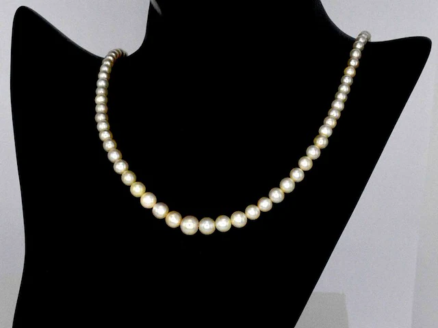 Parelketting met natuurlijke orient en cultive parels en een gouden sluiting van diamanten en robijnen - afbeelding 5 van  9