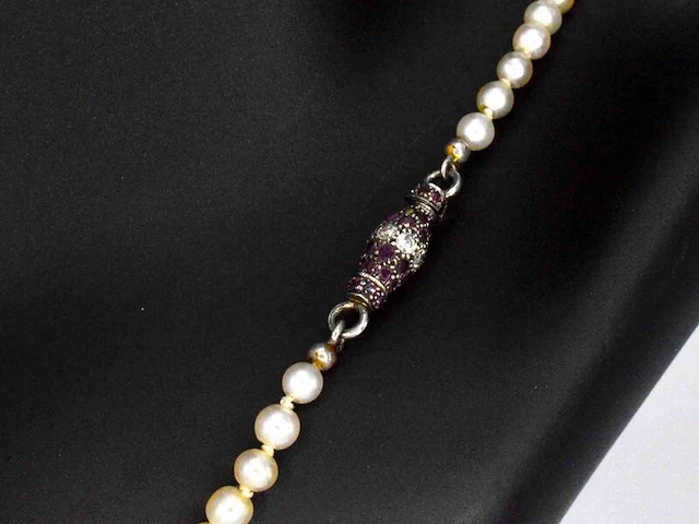 Parelketting met natuurlijke orient en cultive parels en een gouden sluiting van diamanten en robijnen - afbeelding 6 van  9