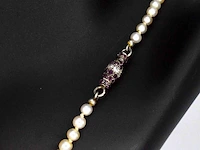 Parelketting met natuurlijke orient en cultive parels en een gouden sluiting van diamanten en robijnen - afbeelding 6 van  9