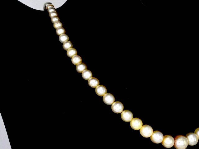 Parelketting met natuurlijke orient en cultive parels en een gouden sluiting van diamanten en robijnen - afbeelding 7 van  9