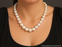 Parelsnoer met een gouden sluiting en diamanten - afbeelding 2 van  8