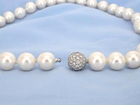 Parelsnoer met een gouden sluiting en diamanten - afbeelding 5 van  8