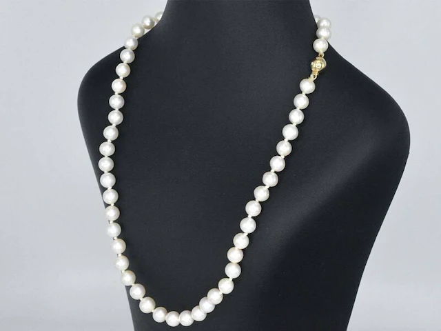 Parelsnoer met gouden sluiting met diamant - afbeelding 1 van  11