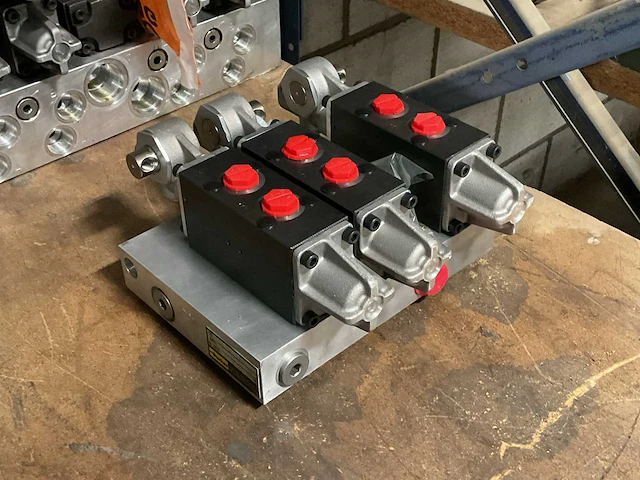 Parker 2ct399 hydraulische regelventielen - afbeelding 1 van  6