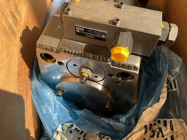 Parker pvcmcfbn1x5978 hydraulische pomp - afbeelding 3 van  5