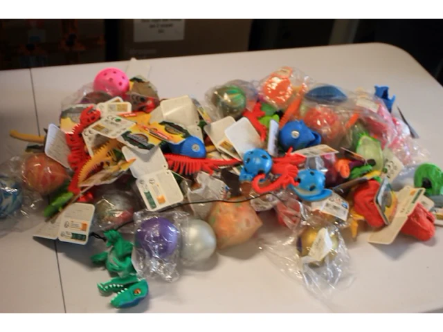 Partij 110 speelgoed sqeeuze mix ruim 70 stuks - afbeelding 2 van  7
