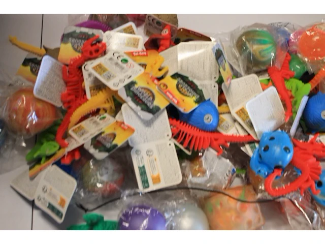 Partij 110 speelgoed sqeeuze mix ruim 70 stuks - afbeelding 6 van  7