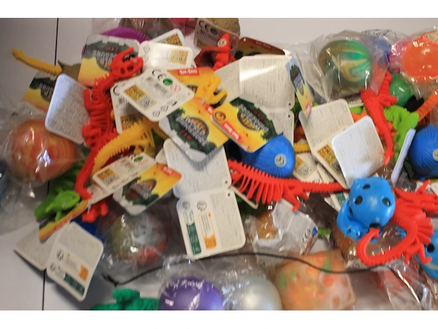 Partij 110 speelgoed sqeeuze mix ruim 70 stuks - afbeelding 3 van  7