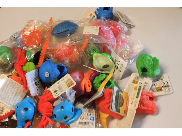 Partij 110 speelgoed sqeeuze mix ruim 70 stuks - afbeelding 4 van  7