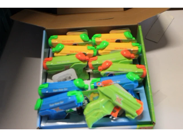 Partij 111 - waterpistolen in dislpay 11 stuks in display - afbeelding 1 van  3