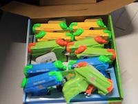 Partij 111 - waterpistolen in dislpay 11 stuks in display - afbeelding 1 van  3