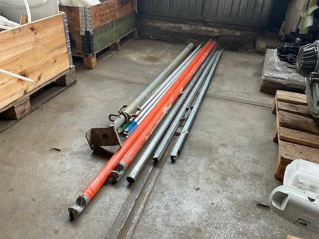 Partij aannemersmateriaal - afbeelding 1 van  6