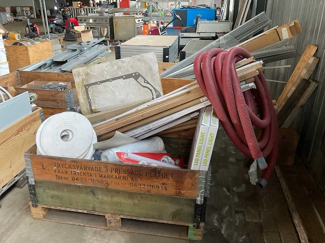 Partij aannemersmateriaal - afbeelding 1 van  7